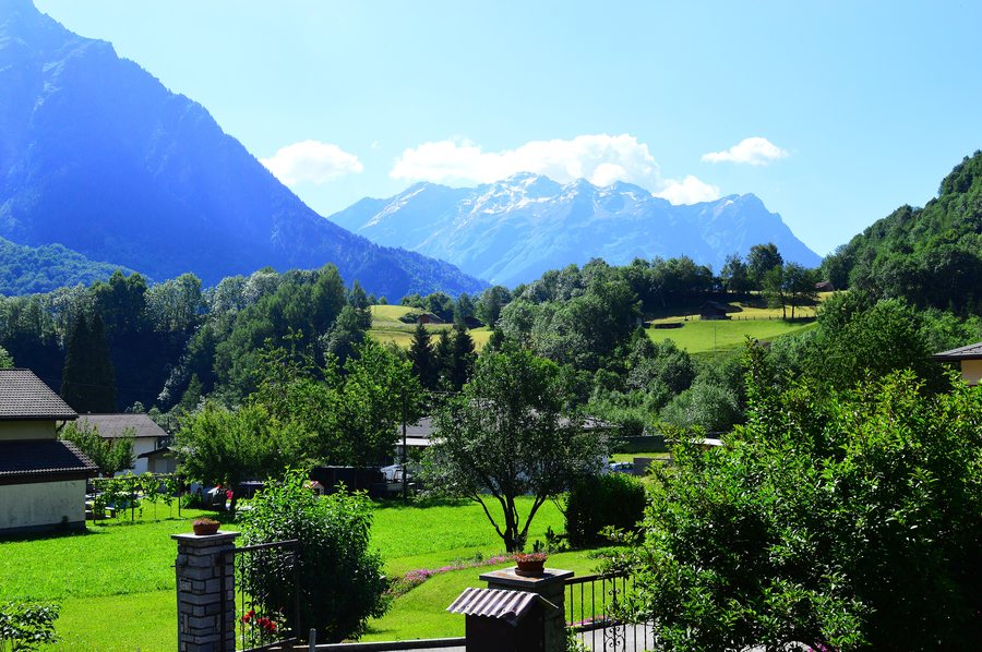 File:Olivone im Bleniotal.jpg