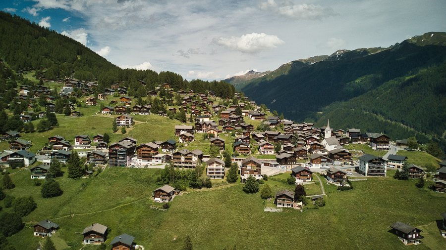 File:Bellwald Dorf.jpg