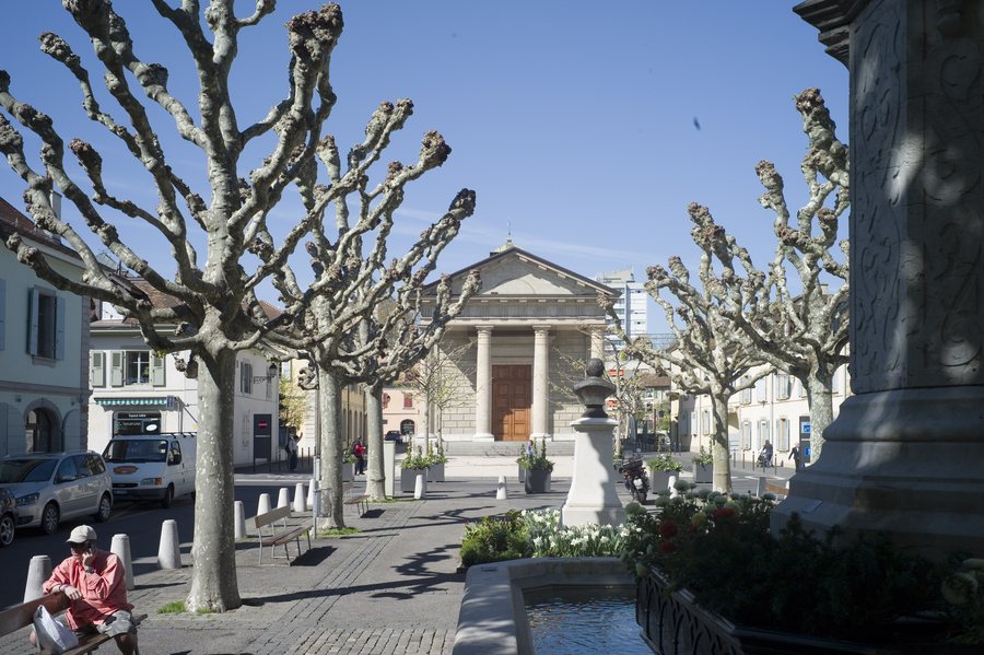 File:Carouge Place du Temple1.jpg