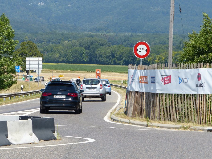 File:Panneau suisse 2.18 3m (2).jpg
