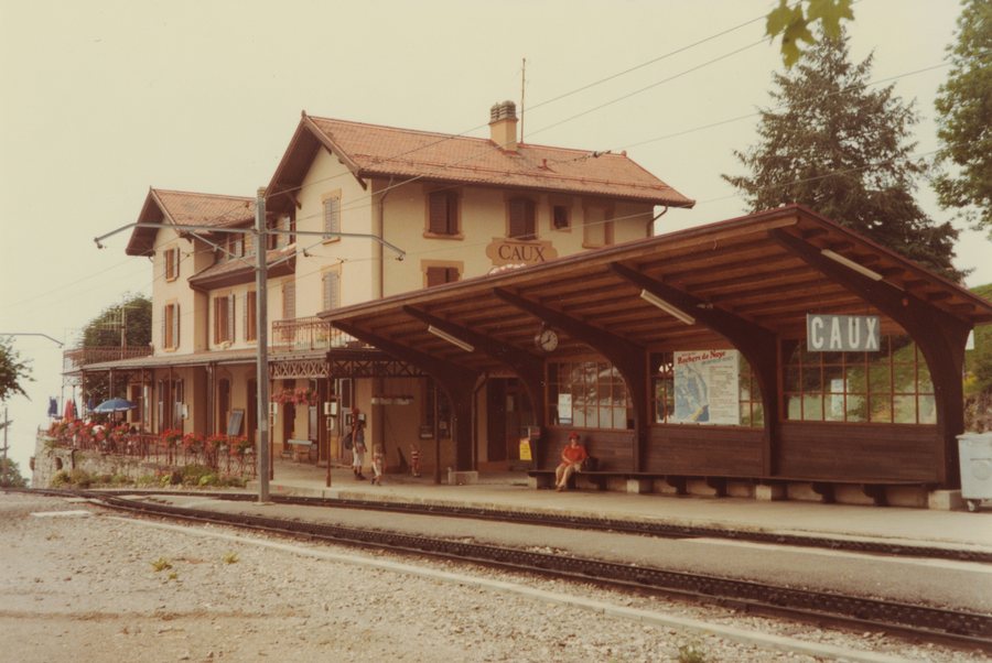 File:SBB Historic - F 122 00209 001 - Caux GN Stationsgebaeude Bahnseite.jpg