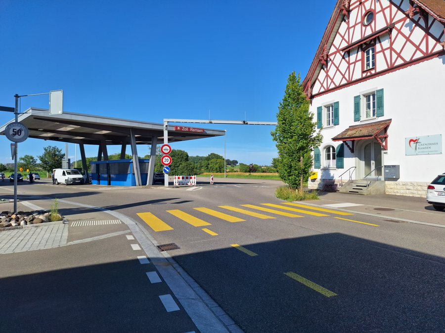 File:Grenzübergang Ramsen SH IV.jpg