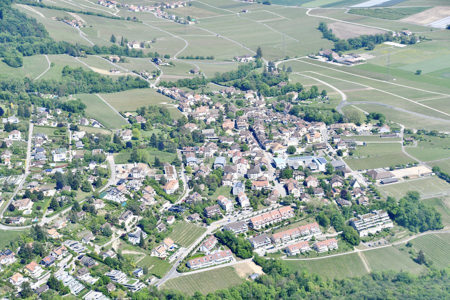 File:Begnins vue du ciel.jpg