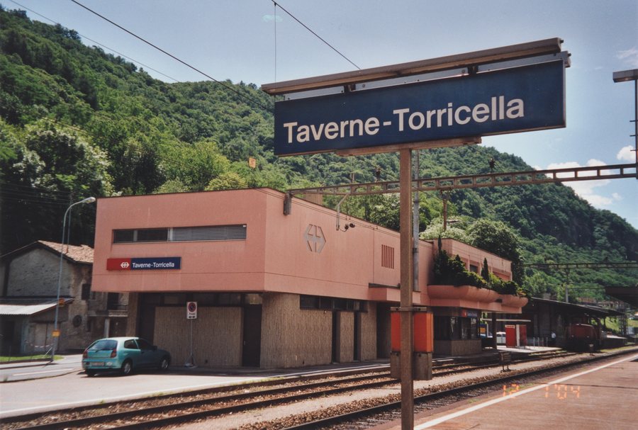 File:SBB Historic - F 122 01068 001 - Taverne-Torricella Stationsgebaeude und Gueterschuppen Bahnseite.jpg