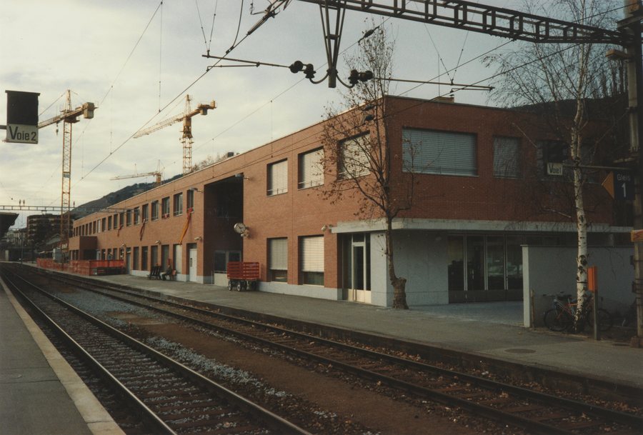 File:SBB Historic - F 122 00999 008 - Sierre-Siders neues Stationsgebaeude Bahnseite.jpg