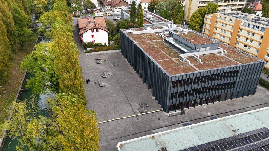 Une vue aérienne en drone du bâtiment G du Gymnase de Bienne et du Jura Bernois (GBJB). 01