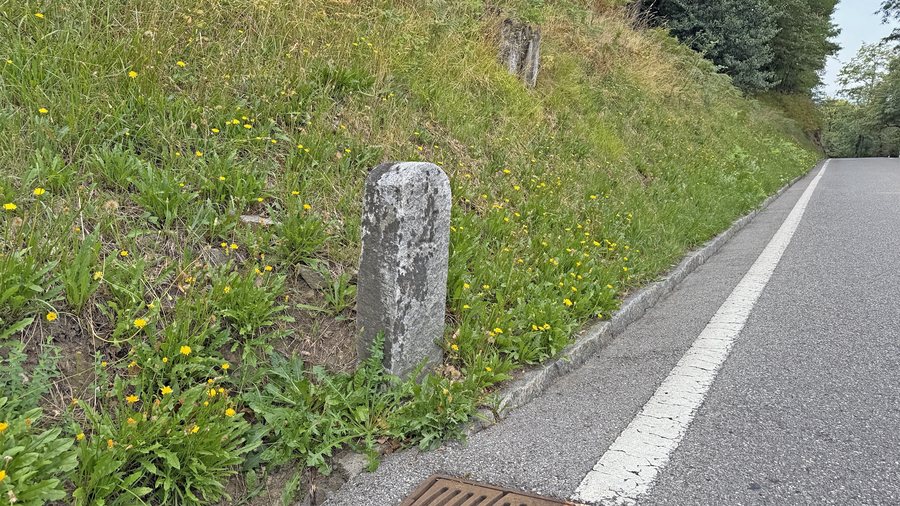 File:Milestone Vezia-Cureglia-Vaglio-Tesserete Km 4 (01).jpg