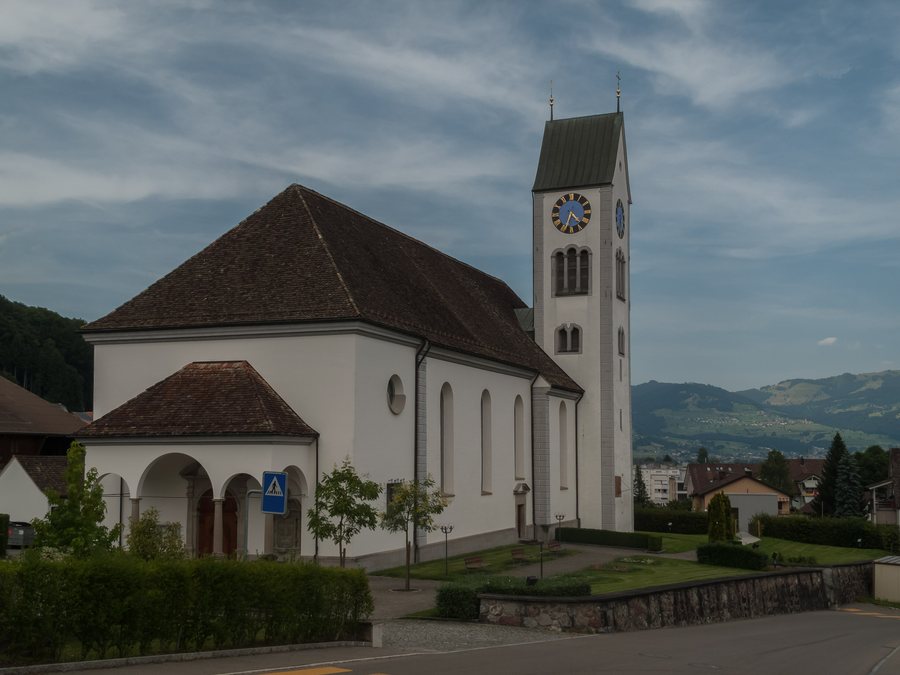 File:Tuggen, Pfarrkirche Sankt Erhard KGS4892 foto2 2014-07-19 16..32.jpg