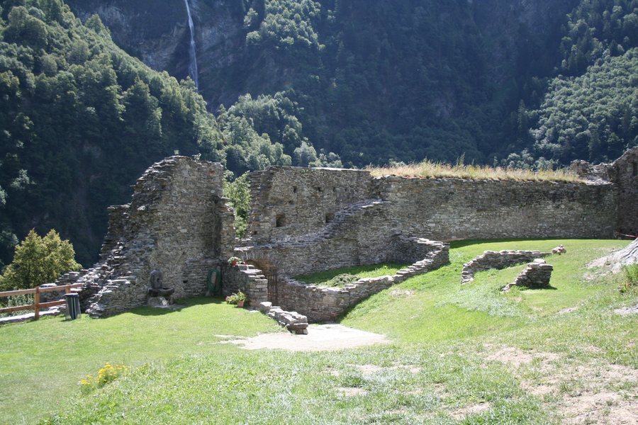 File:Castello Mesocco Eingangsbereich.jpg