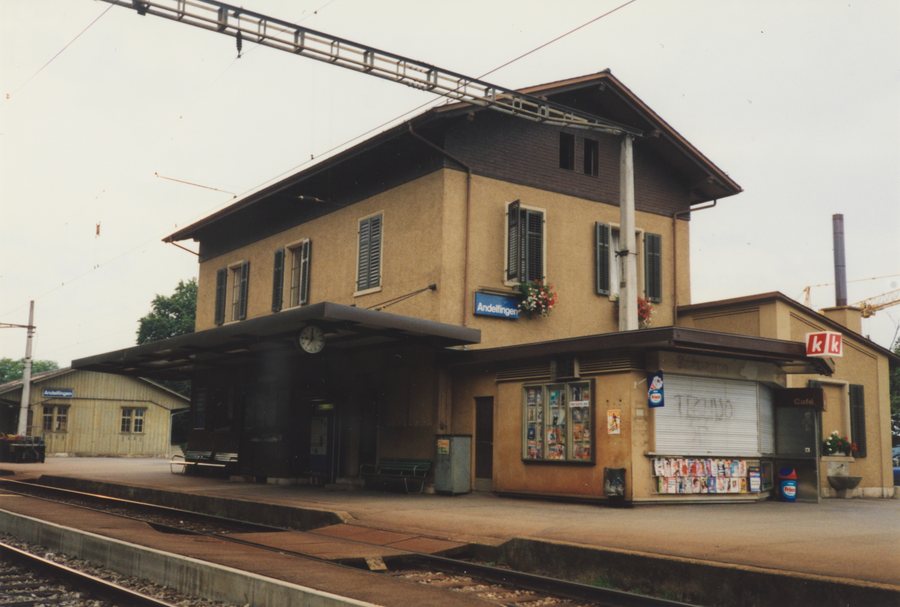 File:SBB Historic - F 122 00033 005 - Andelfingen Stationsgebaeude Bahnseite.jpg