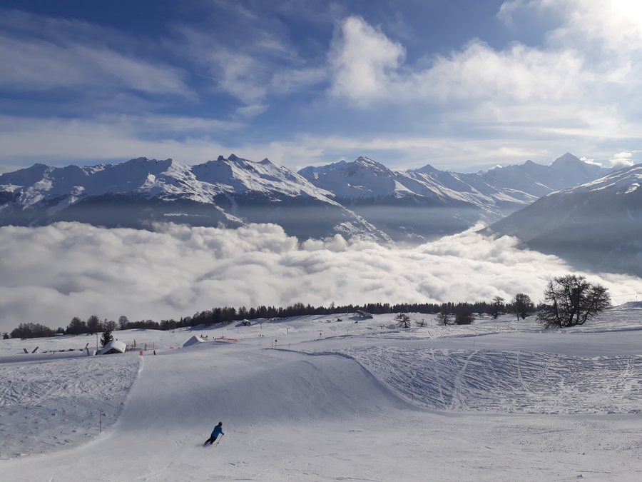 File:Skier dans les nuages.jpg
