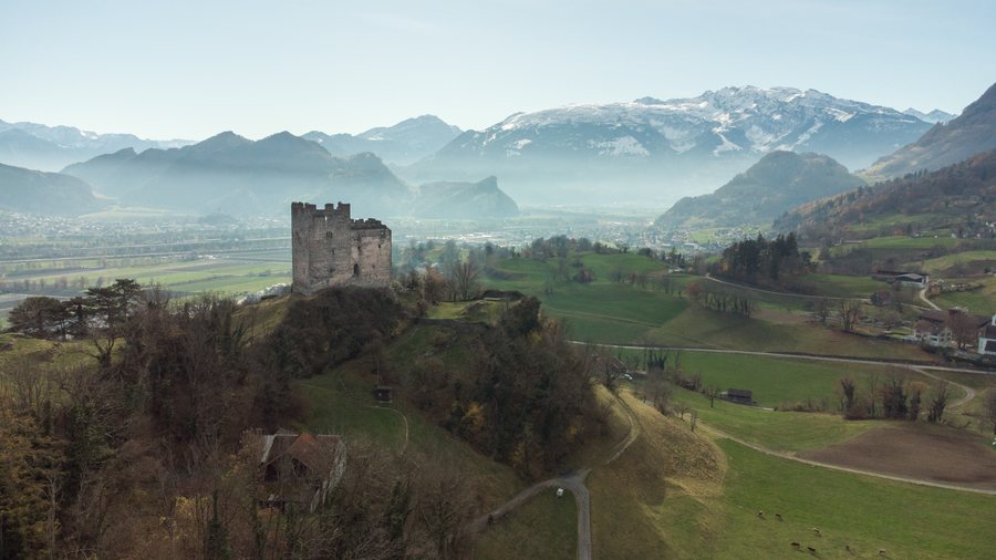 File:Burgruine Wartau.jpg