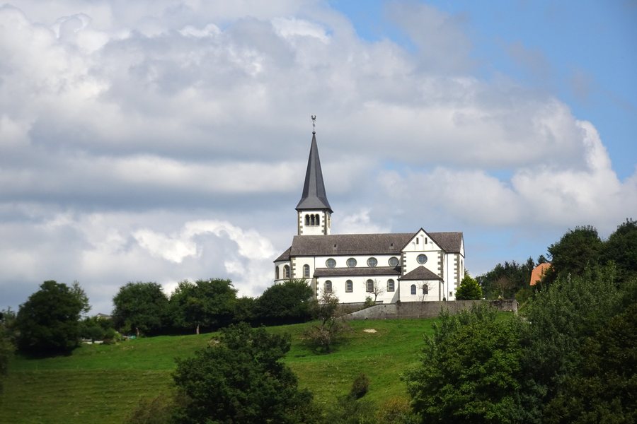 File:St-Antoni-Pfarrkirche-01.jpg