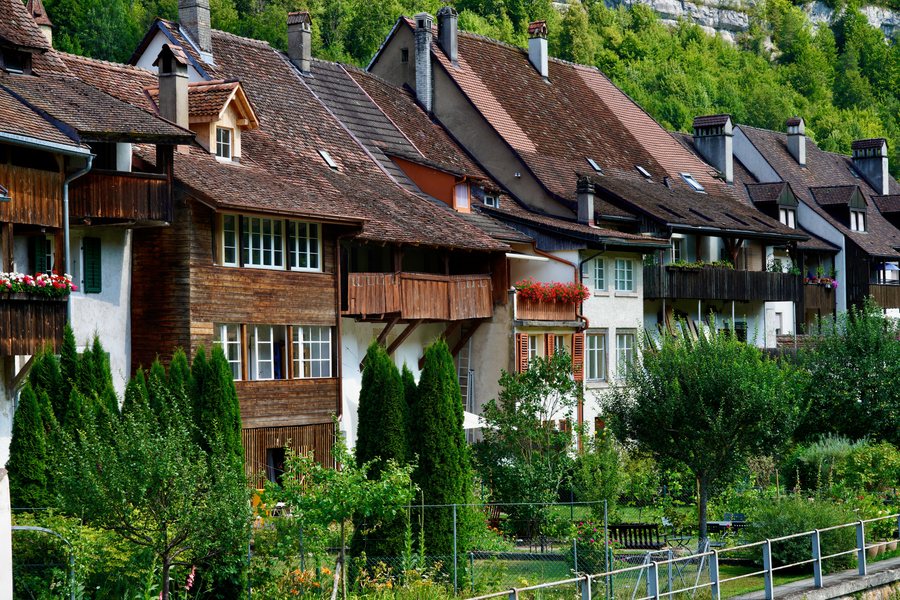 File:Houses SaintUrsanne.jpg