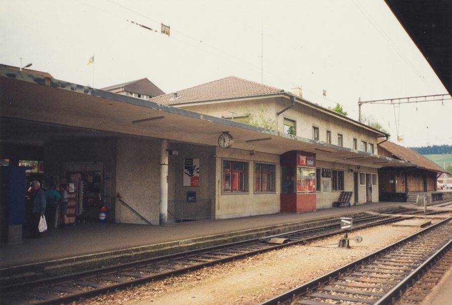 File:SBB Historic - F 122 00510 003 - Huttwil VHB Stationsgebaeude und Gueterschuppen Bahnseite.jpg