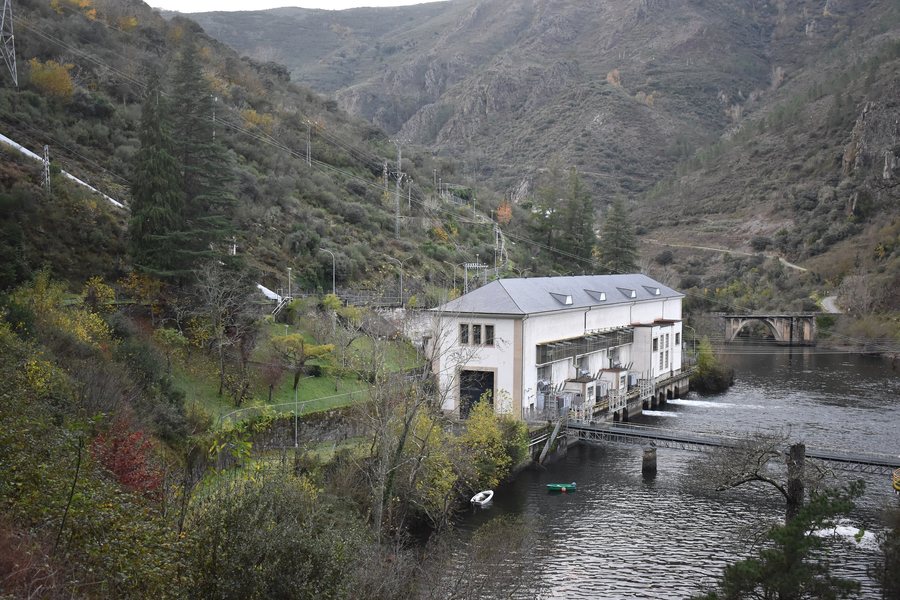 File:Central hidroeléctrica de Pontenovo no río Navea (A Pobra de Trives) 2.jpg