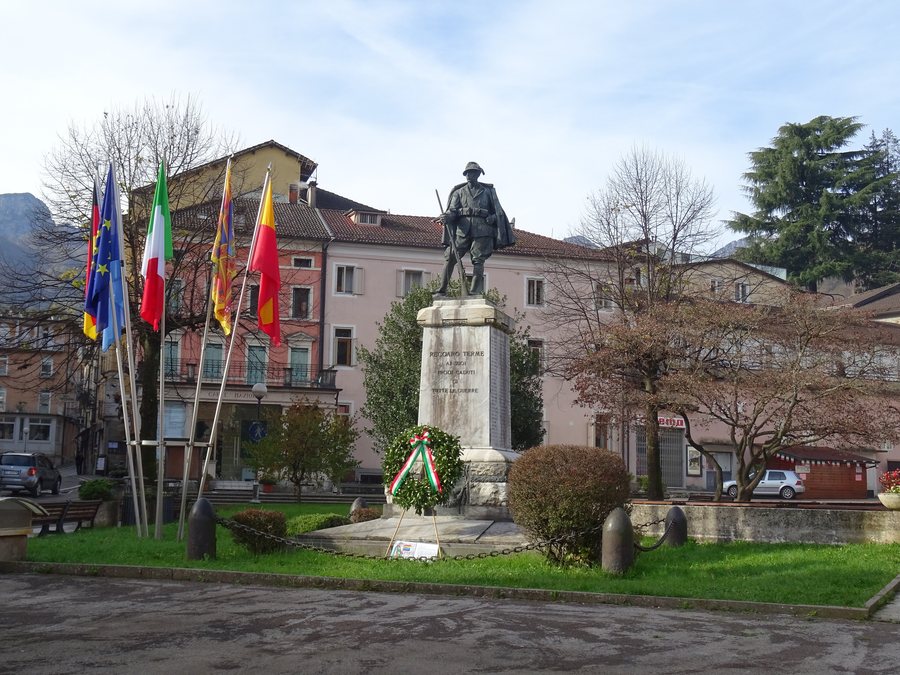 File:Recoaro Terme - Monumento ai caduti.jpg