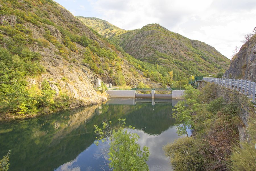 File:Vista aigües amunt de la presa de Tavascan, Lladorre (Pallars Sobirà).jpg
