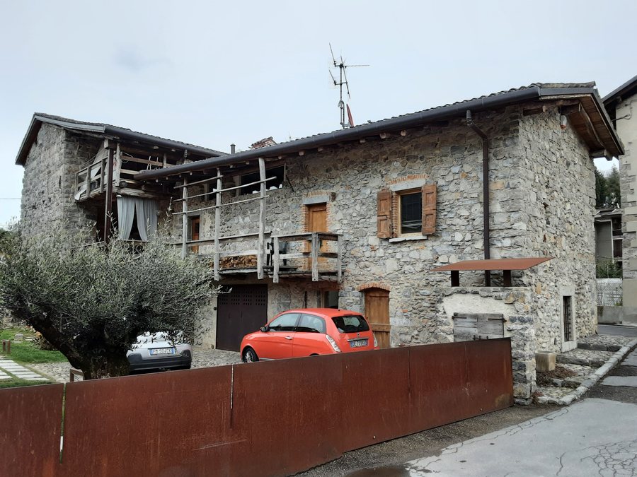File:Torre del Mazzo, Cene, Italy, La costruzione dalla corte.jpg