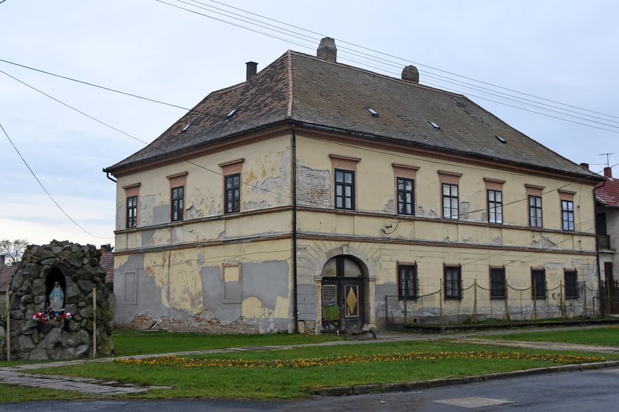 File:Rajka, Dózsa György utcai épület 2021 01.jpg