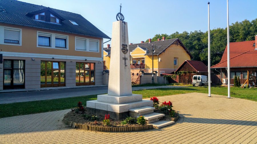 File:Az 1848-as emlékmű a Két Szekérnél, Kozármisleny.jpg