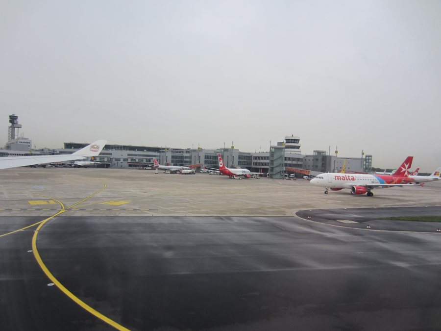 Aerei presso il terminal dell’aeroporto