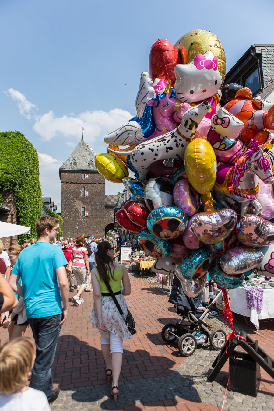 Festa cittadina con bancarelle e palloncini