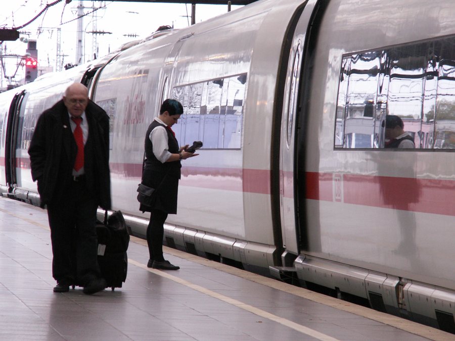 Viaggiatori sul binario