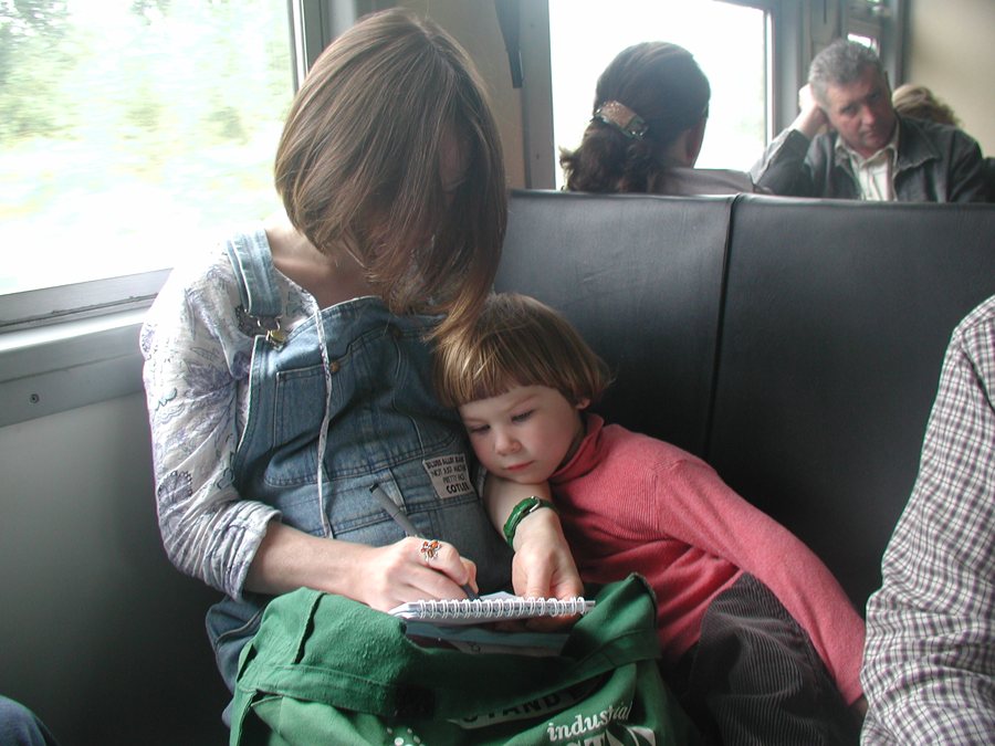 Donna e bambino in treno