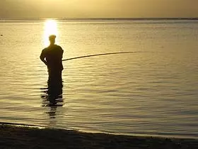 Pescatore su un lago tranquillo